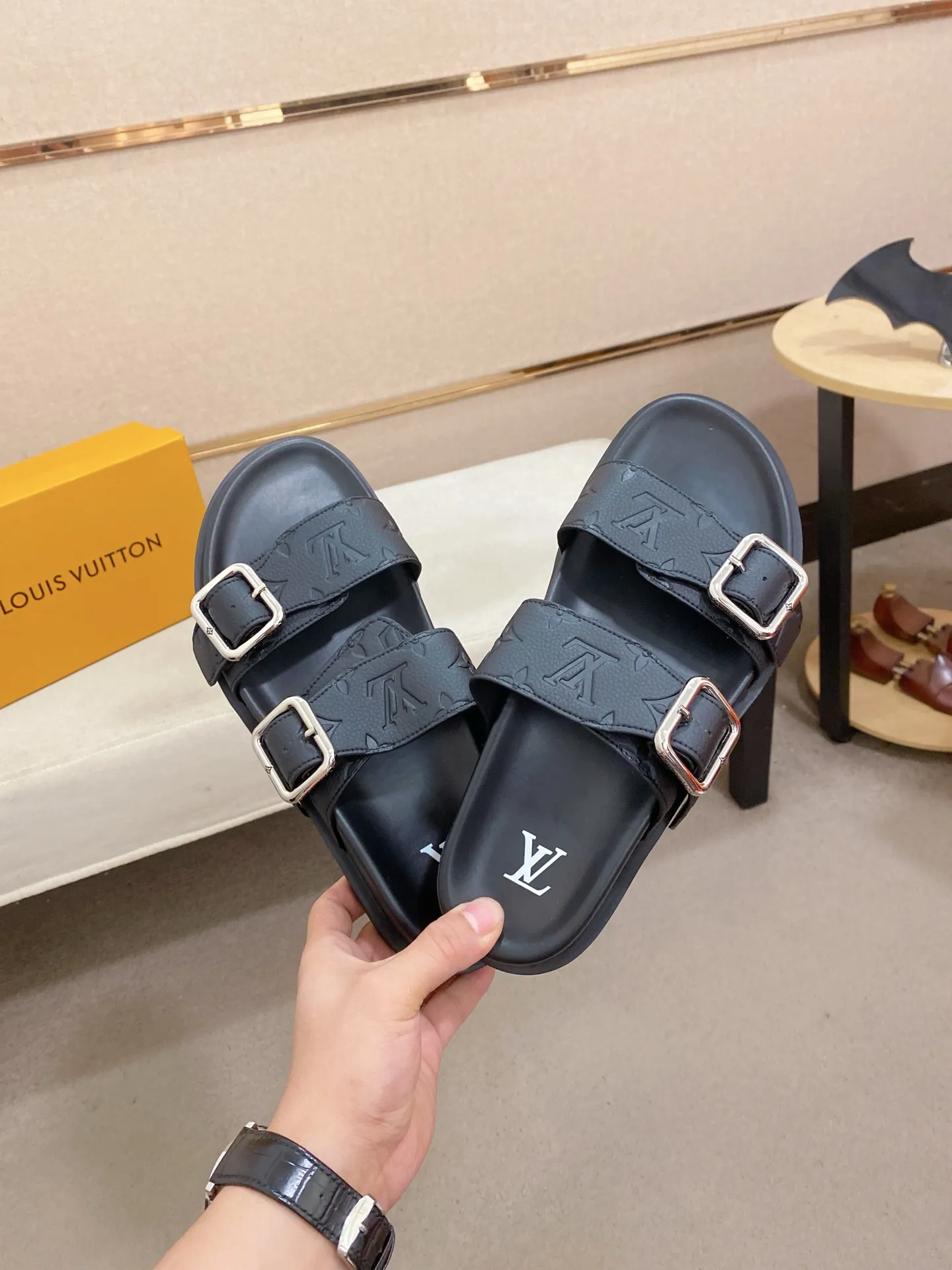 Factory price: 340💰Made by LV🔍Top purchasing agent, synchronized with men's spring and summer slippers counters. The uppers are made of cowhide imported from Italy, with logo graphics and high-quality craftsmanship. Soles: original soles specially provided by the original factory. Exclusive molded soles are super comfortable. Original factory follow-up orders. High quality. You can enter and exit the counter at will. Welcome to compare. Code number is 38-44.